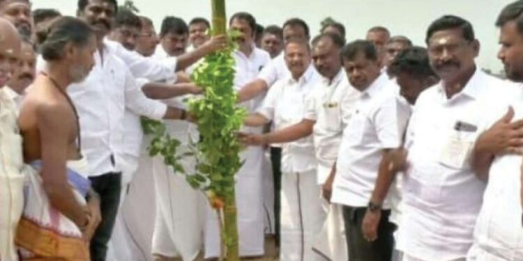 குமாரபாளையத்தில் 10-ம் ஆண்டு ஜல்லிக்கட்டுப் போட்டி மைதானப் பணிகளுக்காக முகூர்த்தகால் கால்கோள் விழா