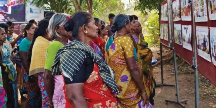 சாதனைகளைச் சொல்லும் நிழற்படங்கள்… சுண்ணாம்பட்டி கிராமத்தில் மக்கள் திரண்ட தமிழக அரசின் விஸ்வரூப புகைப்படக் கண்காட்சி!