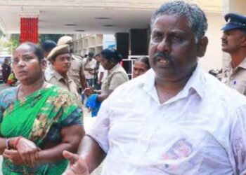 திண்டுக்கல் கலெக்டர் அலுவலகத்தில் தம்பதி தீக்குளிக்க முயற்சி  போலீசாரின் துரித நடவடிக்கையால் உயிர் தப்பினர்!