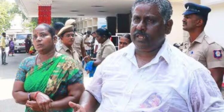 திண்டுக்கல் கலெக்டர் அலுவலகத்தில் தம்பதி தீக்குளிக்க முயற்சி  போலீசாரின் துரித நடவடிக்கையால் உயிர் தப்பினர்!