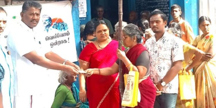 திருவில்லிபுத்தூரில்  ரேஷன் கடையில் குடும்ப அட்டைதாரர்களுக்குப் பரிசுத் தொகுப்பு
