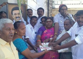 வால்பாறையில் பொங்கல் ரொக்கப் பரிசு விநியோகம் தீவிரம் 15,429 குடும்பங்கள் பயனடையும்