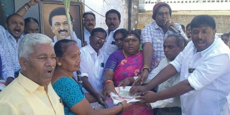 வால்பாறையில் பொங்கல் ரொக்கப் பரிசு விநியோகம் தீவிரம் 15,429 குடும்பங்கள் பயனடையும்