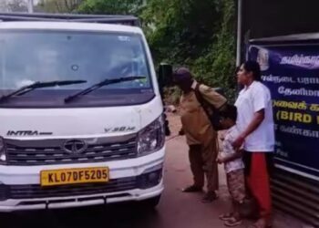 குமுளி சோதனைச் சாவடியில் வாகனங்களுக்குக் கிருமிநாசினி தெளிப்பு மற்றும் தீவிர மருத்துவப் பரிசோதனை.