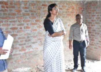 கூடலூரில் ரூ.9.44 கோடி மதிப்பிலான வளர்ச்சித் திட்டங்கள் களத்தில் இறங்கி ஆய்வு