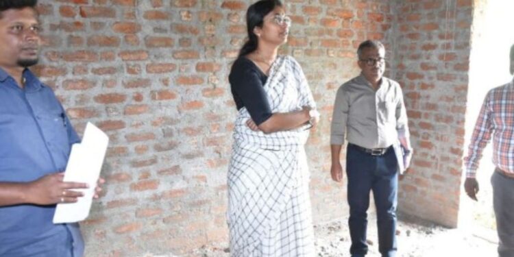 கூடலூரில் ரூ.9.44 கோடி மதிப்பிலான வளர்ச்சித் திட்டங்கள் களத்தில் இறங்கி ஆய்வு