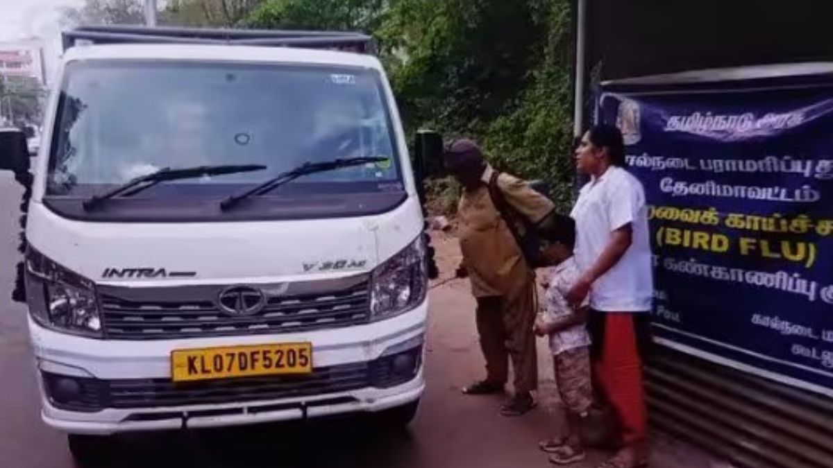 குமுளி சோதனைச் சாவடியில் வாகனங்களுக்குக் கிருமிநாசினி தெளிப்பு மற்றும் தீவிர மருத்துவப் பரிசோதனை.