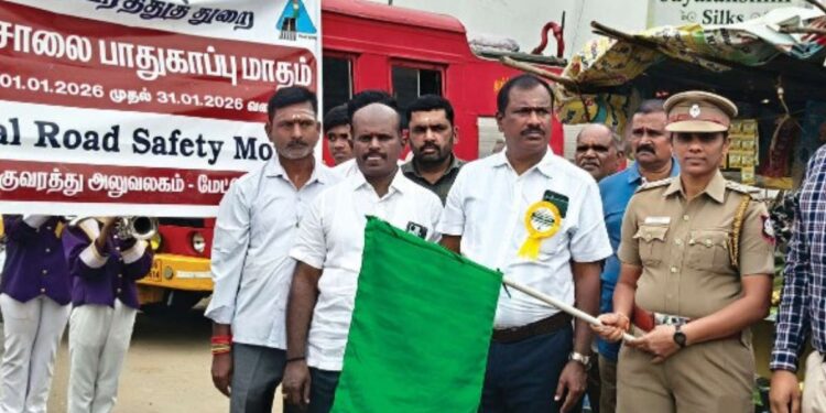 சிறுமுகையில் 1000-க்கும் மேற்பட்டோர் பங்கேற்ற பிரம்மாண்ட சாலை பாதுகாப்பு பேரணி  