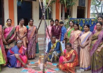 டிராக்டர் ஓட்டிய கல்லூரி மாணவி; சிலம்பம் ஆடிய யுவதிகள் பொங்கல் கோலாகலம்!