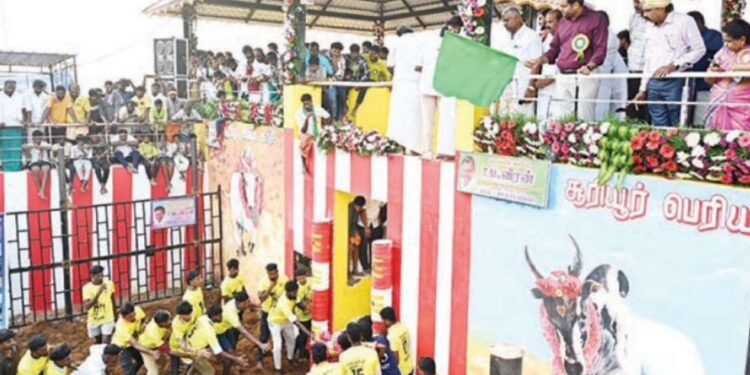 சூரியூர் ஜல்லிக்கட்டில் சீறிப்பாய்ந்த 850 காளைகள் – அமைச்சர் அன்பில் மகேஷ் சார்பில் கார் பரிசு