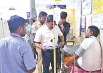 தாராபுரம் அருகே மொபட் மீது வேன் மோதி கவிழ்ந்த விபத்தில் பிளஸ்-2 மாணவி துடிதுடித்து பலி