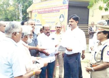 ஈரோட்டில் ஹெல்மெட் மற்றும் சீட் பெல்ட் அணிவதன் அவசியம் குறித்து கலெக்டர் நேரடி விழிப்புணர்வு!