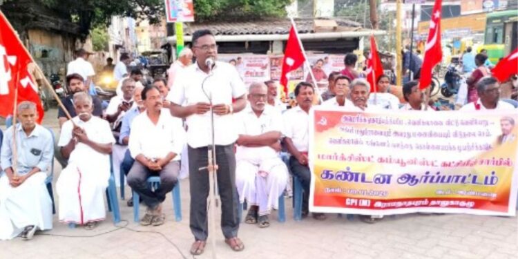 வெனிசுலா மீது அமெரிக்கா ராணுவத் தாக்குதல்: அதிபர் மதுரோ கைதுக்குக் கண்டனம் ராமநாதபுரத்தில் ஆர்ப்பாட்டம்