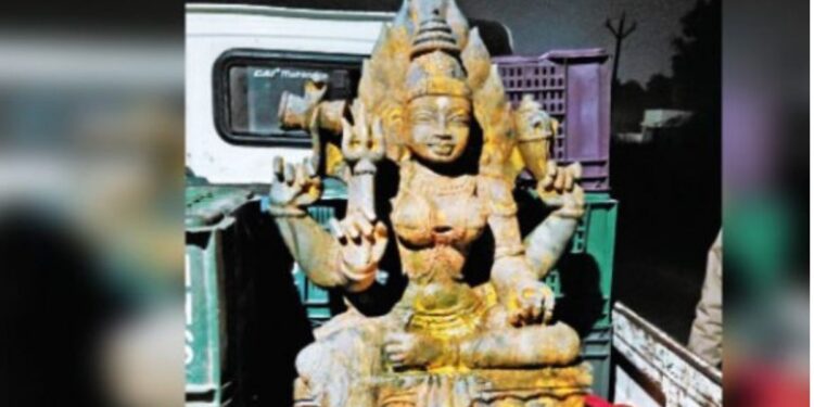 சூலூர் அருகே 4 அடி உயர அம்மன் சிலையை புதரில் வீசிவிட்டு தப்பியோடிய மர்ம நபர்கள் – போலீசார் தீவிர விசாரணை!