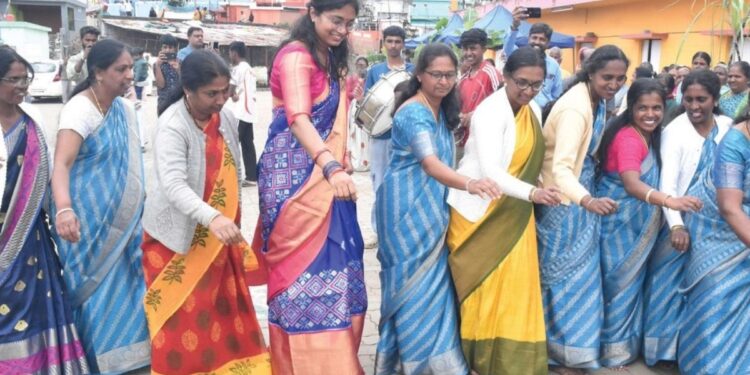 தங்காடு கிராமத்தில் பொதுமக்களுடன் இணைந்து கலெக்டர் லட்சுமி பவ்யா தண்ணீரு கொண்டாட்டம்.