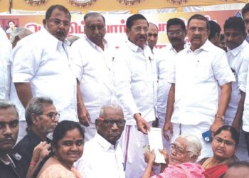 தமிழுக்கு வந்தால் ஒரு சோதனை… தடுத்திட வருவோம் வேங்கையென… மொழிப்போர் தியாகி வாரிசுக்கு ரூ.1 லட்சம் நிதி வழங்கி திமுக சாதனை!