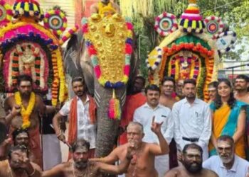 தக்கலையில் மன்னர் காலத்து மரபு போலீஸ் மற்றும் பொதுப்பணித்துறையினர் காவடி எடுத்து வழிபாடு