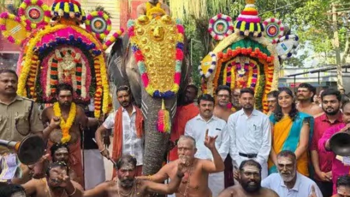 தக்கலையில் மன்னர் காலத்து மரபு போலீஸ் மற்றும் பொதுப்பணித்துறையினர் காவடி எடுத்து வழிபாடு