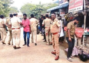 காரியாபட்டி அருகே பயங்கரம் வேலைக்குச் சென்ற கொத்தனார் நடுரோட்டில் வெட்டிப் படுகொலை