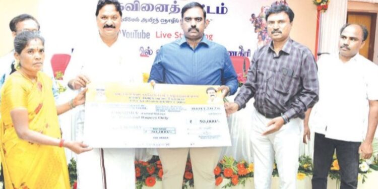 கிருஷ்ணகிரியில் கலைஞர் கைவினைத் திட்டத்தின் கீழ் 286 பேருக்கு கலெக்டர் ஆணை விநியோகம்!