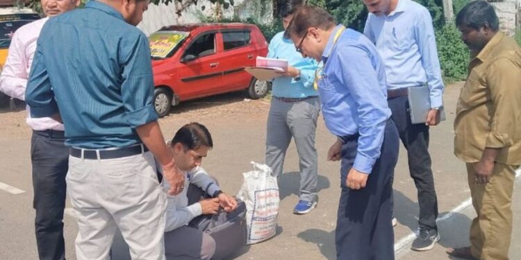 டெல்லி சிபிஐ அலுவலகத்தில் விஜய் ஆஜராக சம்மன் சம்பவ இடத்தில் மத்திய தடயவியல் குழுவினர் ஆய்வு!