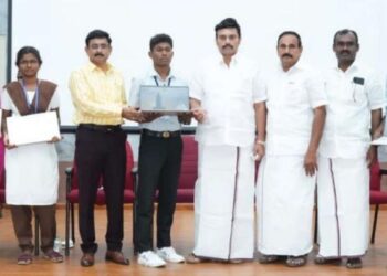 வருங்கால மருத்துவர்கள் கையில் நவீனத் தொழில்நுட்பம்… நாமக்கல்லில் மருத்துவ மாணவர்களுக்கு மடிக்கணினிகளை வழங்கி அமைச்சர் மதிவேந்தன் வாழ்த்து!