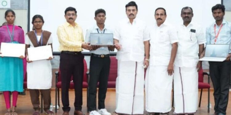 வருங்கால மருத்துவர்கள் கையில் நவீனத் தொழில்நுட்பம்… நாமக்கல்லில் மருத்துவ மாணவர்களுக்கு மடிக்கணினிகளை வழங்கி அமைச்சர் மதிவேந்தன் வாழ்த்து!