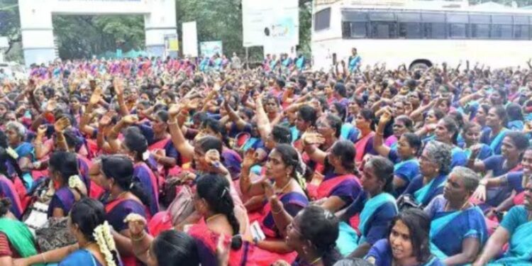 ராமநாதபுரத்தில் அங்கன்வாடி ஊழியர்கள் தேசிய நெடுஞ்சாலையில் மறியலில் ஈடுபட்ட 1,380 பேர் கைது