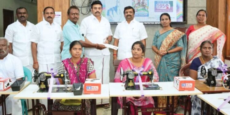 நாமக்கல்லில் அரசு நலத்திட்ட உதவிகள்: 421 பயனாளிகளுக்கு அமைச்சர் வழங்கினார்!