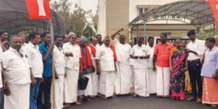 போலி ஆவணங்கள் மூலம் 3 ஏக்கர் நிலம் அபகரிப்பு – சார் பதிவாளர் அலுவலகத்தை முற்றுகையிட்டு ஆர்ப்பாட்டம்!