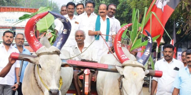 கவுந்தப்பாடியில் மாட்டு வண்டியில் ஊர்வலமாக வந்து எம்.ஜி.ஆர் சிலைக்கு மரியாதை 109-வது பிறந்தநாள் விழா எழுச்சி.