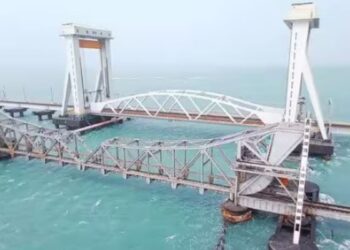 பாம்பன் கடலில் 3 மாதங்களாக நீடிக்கும் கப்பல் போக்குவரத்துத் தடை  ரயில்வே நிர்வாகம் திணறல்