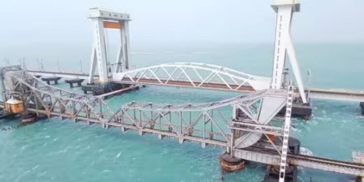 பாம்பன் கடலில் 3 மாதங்களாக நீடிக்கும் கப்பல் போக்குவரத்துத் தடை  ரயில்வே நிர்வாகம் திணறல்