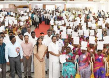 ஓமலூரில் நலத்திட்ட உதவிகள் வழங்கும் விழா வீட்டுமனைப் பட்டாக்களை வழங்கினார் அமைச்சர்