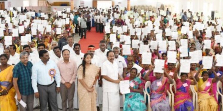 ஓமலூரில் நலத்திட்ட உதவிகள் வழங்கும் விழா வீட்டுமனைப் பட்டாக்களை வழங்கினார் அமைச்சர்