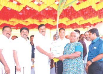 தமிழகம் முழுவதும் பொங்கல் பரிசு விநியோகம் தொடக்கம் திருப்பூரில் அமைச்சர் வழங்கினார்!