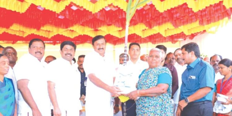 தமிழகம் முழுவதும் பொங்கல் பரிசு விநியோகம் தொடக்கம் திருப்பூரில் அமைச்சர் வழங்கினார்!