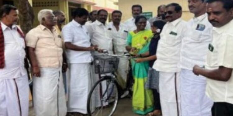 அரசு கள்ளர் பள்ளி மாணவர்களின் கல்விப் பயணம் இனிதாக அமைய விலையில்லா மிதிவண்டிகள்