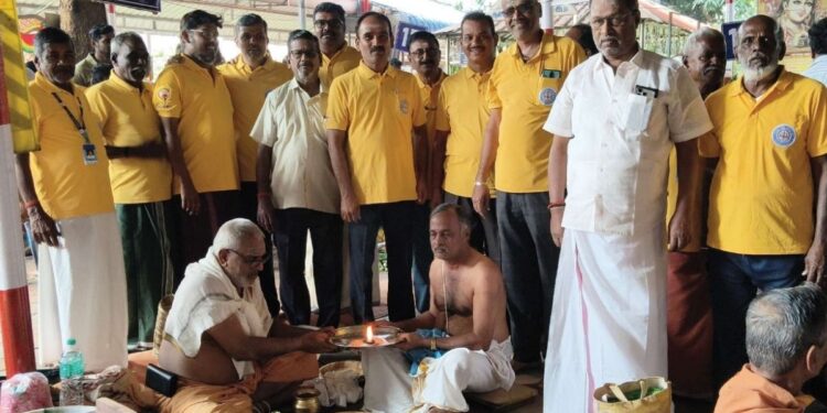 மேட்டுப்பாளையம் நந்தவனத்தில் தை அமாவாசை வழிபாடு: பவானி ஆற்றில் புனித நீராடி அஞ்சலி.