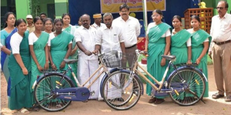 திருவாரூரில் மாணவிகளுக்கு விலையில்லா மிதிவண்டிகள் கலெக்டர் விநியோகம்!