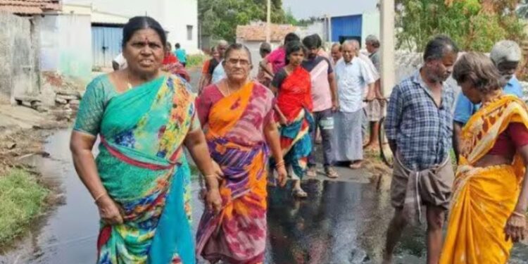 பழைய சாலையை அகற்றாமல் ‘இரவோடு இரவாக’ அமைக்கப்பட்ட புதிய ரோடு பொதுமக்கள் கொதிப்பு