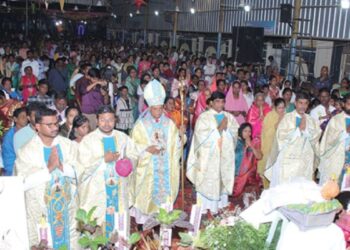 நள்ளிரவு பிரார்த்தனைகளும் அதிகாலை சிறப்பு வழிபாடுகளும் – மதுரையில் களைகட்டிய கொண்டாட்டங்கள்.