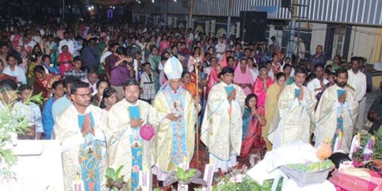 நள்ளிரவு பிரார்த்தனைகளும் அதிகாலை சிறப்பு வழிபாடுகளும் – மதுரையில் களைகட்டிய கொண்டாட்டங்கள்.