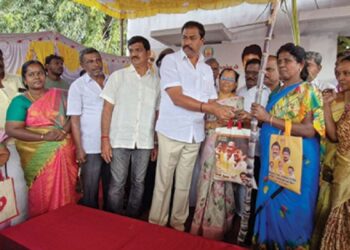 பழனியில் பொங்கல் கொண்டாட்டம் அரசின் பொங்கல் பரிசுத் தொகுப்பை வழங்கினார் செந்தில்குமார் எம்.எல்.ஏ!