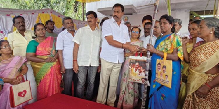 பழனியில் பொங்கல் கொண்டாட்டம் அரசின் பொங்கல் பரிசுத் தொகுப்பை வழங்கினார் செந்தில்குமார் எம்.எல்.ஏ!