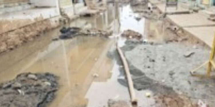 “பாதாள சாக்கடைப் பணியால் வீணாகும் ஆகாய கங்கை”: பீய்ச்சி அடித்த குடிநீர்!