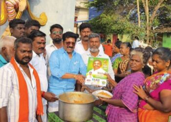 செல்லூர் மாரியம்மன் கோயிலில் அதிமுக மருத்துவ அணி சார்பில் சிறப்பு வழிபாடு