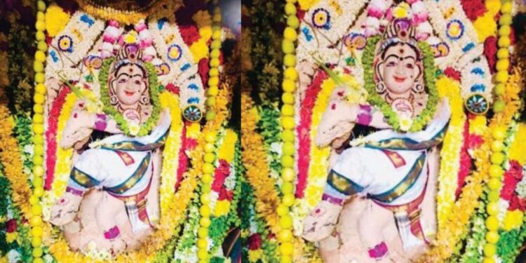 திருஉத்தரகோசமங்கையில் ஆருத்ரா தரிசனம் அபூர்வ மரகத நடராஜருக்குப் புதிய சந்தனம் பூசி வழிபாடு