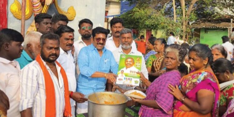 செல்லூர் மாரியம்மன் கோயிலில் அதிமுக மருத்துவ அணி சார்பில் சிறப்பு வழிபாடு