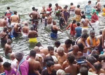 பாபநாசம் தாமிரபரணி நதியில் பல்லாயிரக்கணக்கான பக்தர்கள் புனித நீராடி முன்னோர்களுக்குத் தர்ப்பணம் கொடுத்து வழிபாடு.